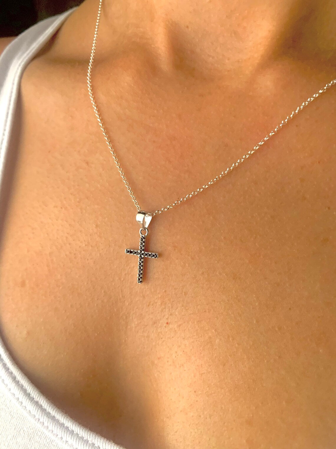COLLAR CRUZ CIRCONITAS NEGRAS