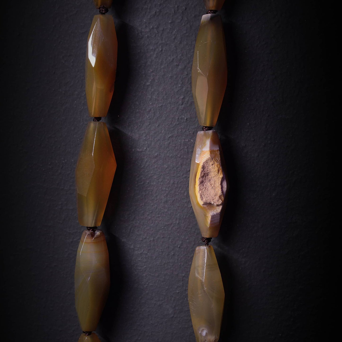 Collar de agata natural marrón con formas de rombo, sin metales