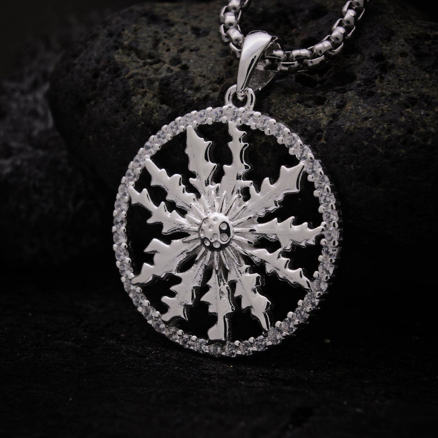 collar de eguzkilore con cerco de circonitas blancas y cadena de acero