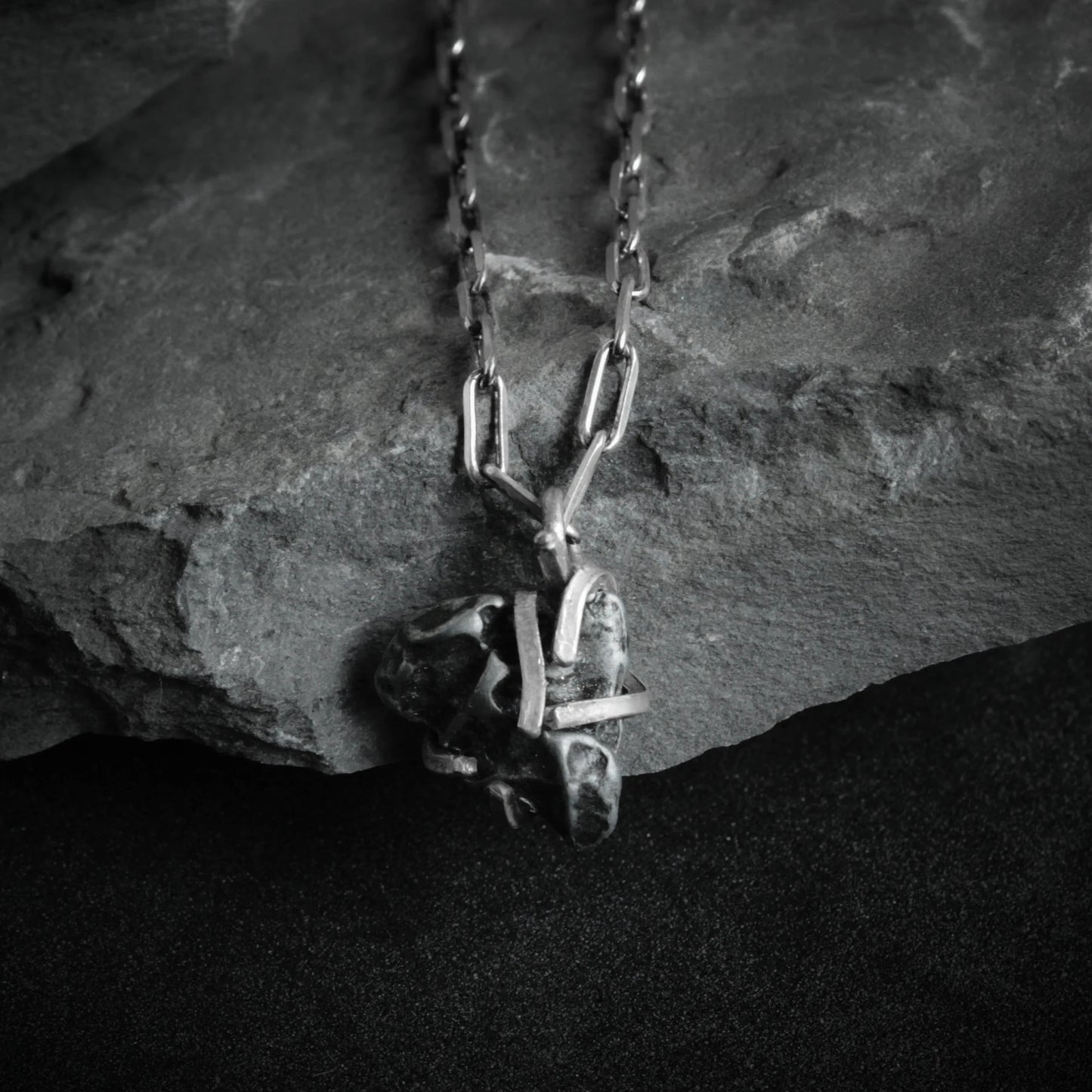 collar con fragmento de meteorito y plata de ley