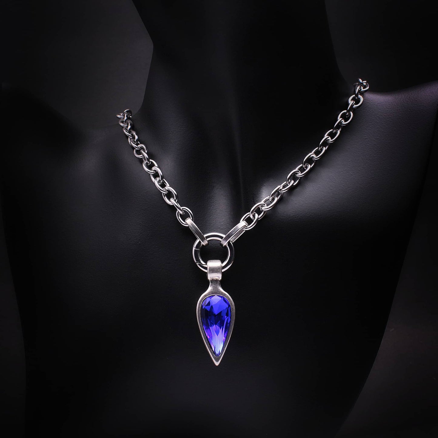 Collar de eslabones con colgante azulcentral y cierre invisible.