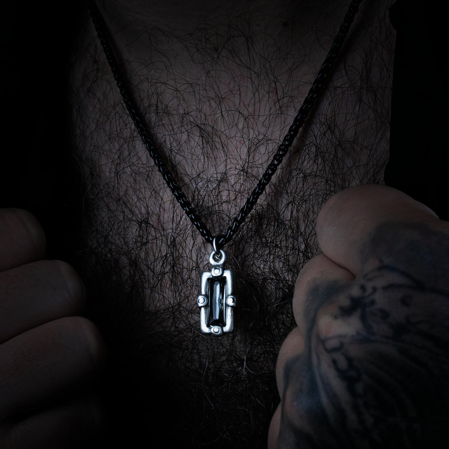 collar hombre con colgante