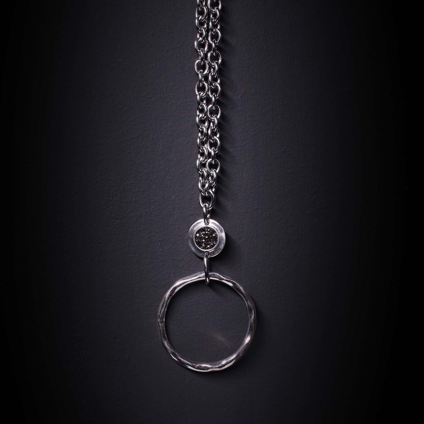 Collar largo de acero con colgante circular y cristales de swarovski