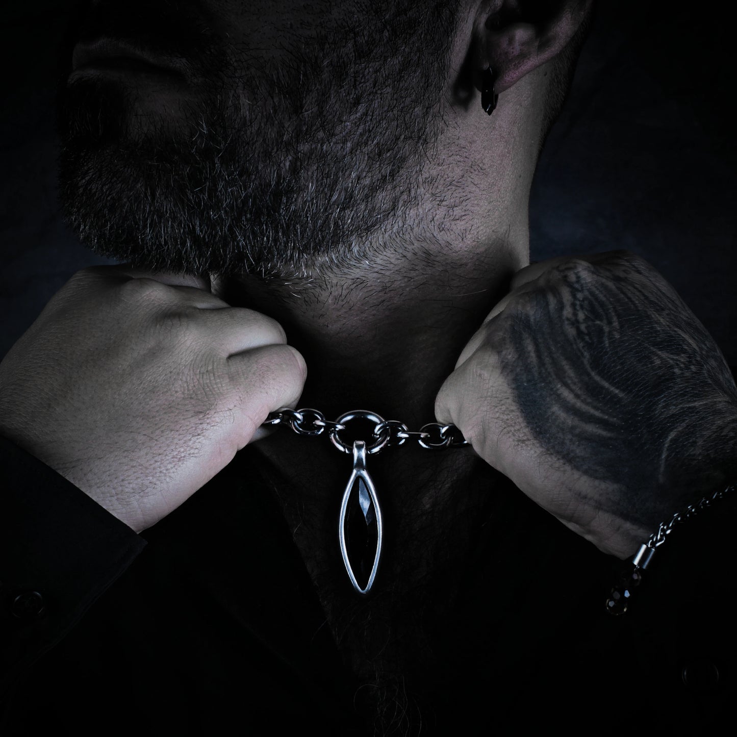 collar de acero para hombre con colgante negro