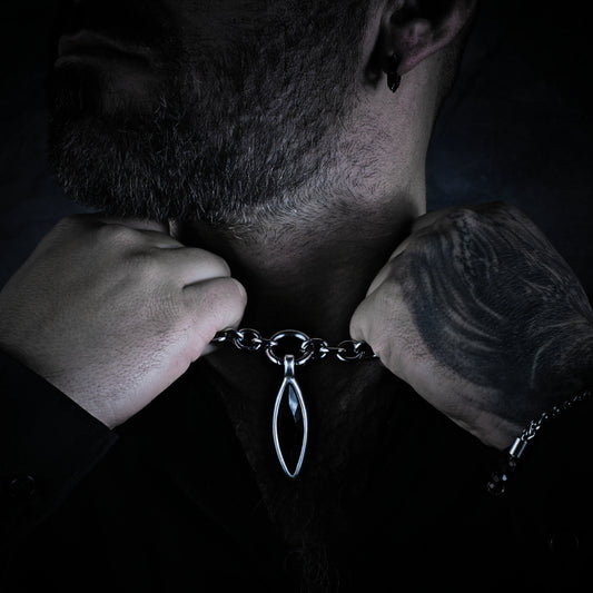 collar de acero para hombre con colgante negro