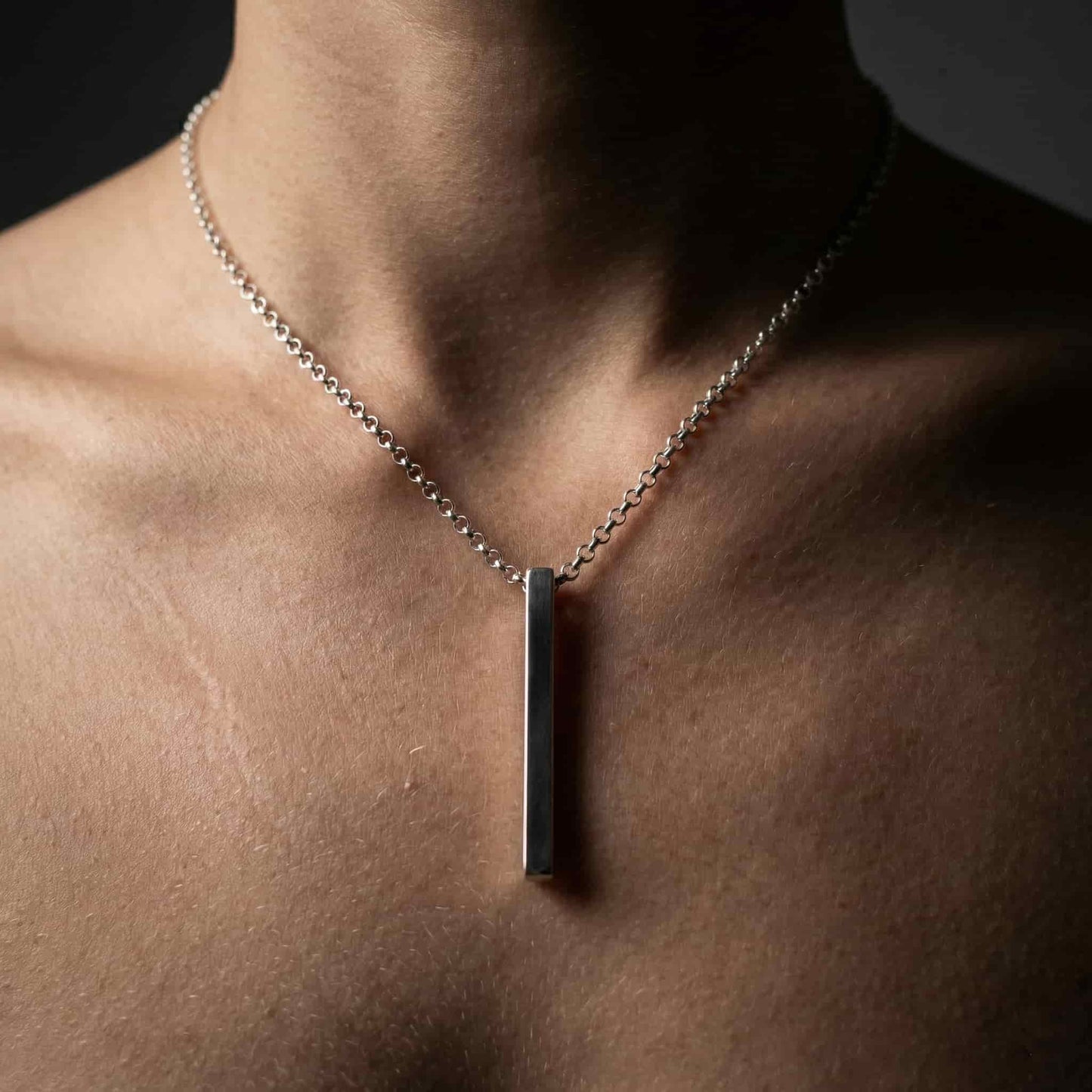 Mujer usando joya con cenizas de diseño fino y discreto en plata.