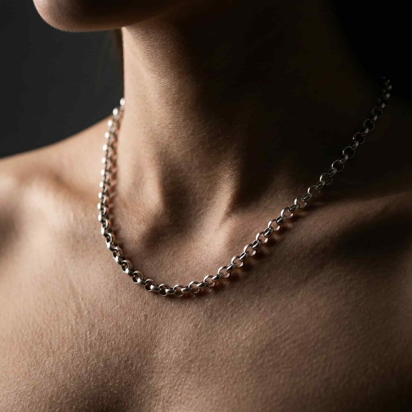 Mujer luciendo collar de eslabones redondos de plata estilo minimalista.