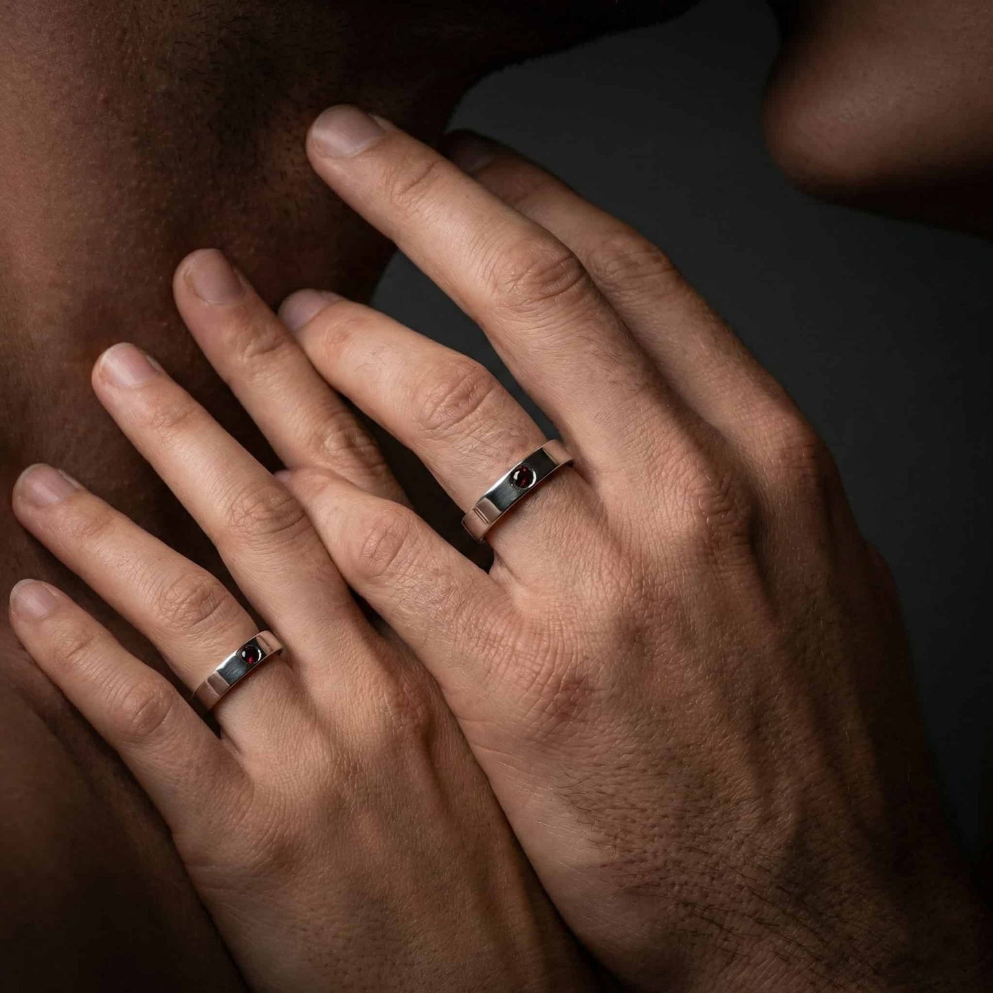 Pareja de novios con alianzas artesanales de plata y granate modelo Apolo el día de su boda.