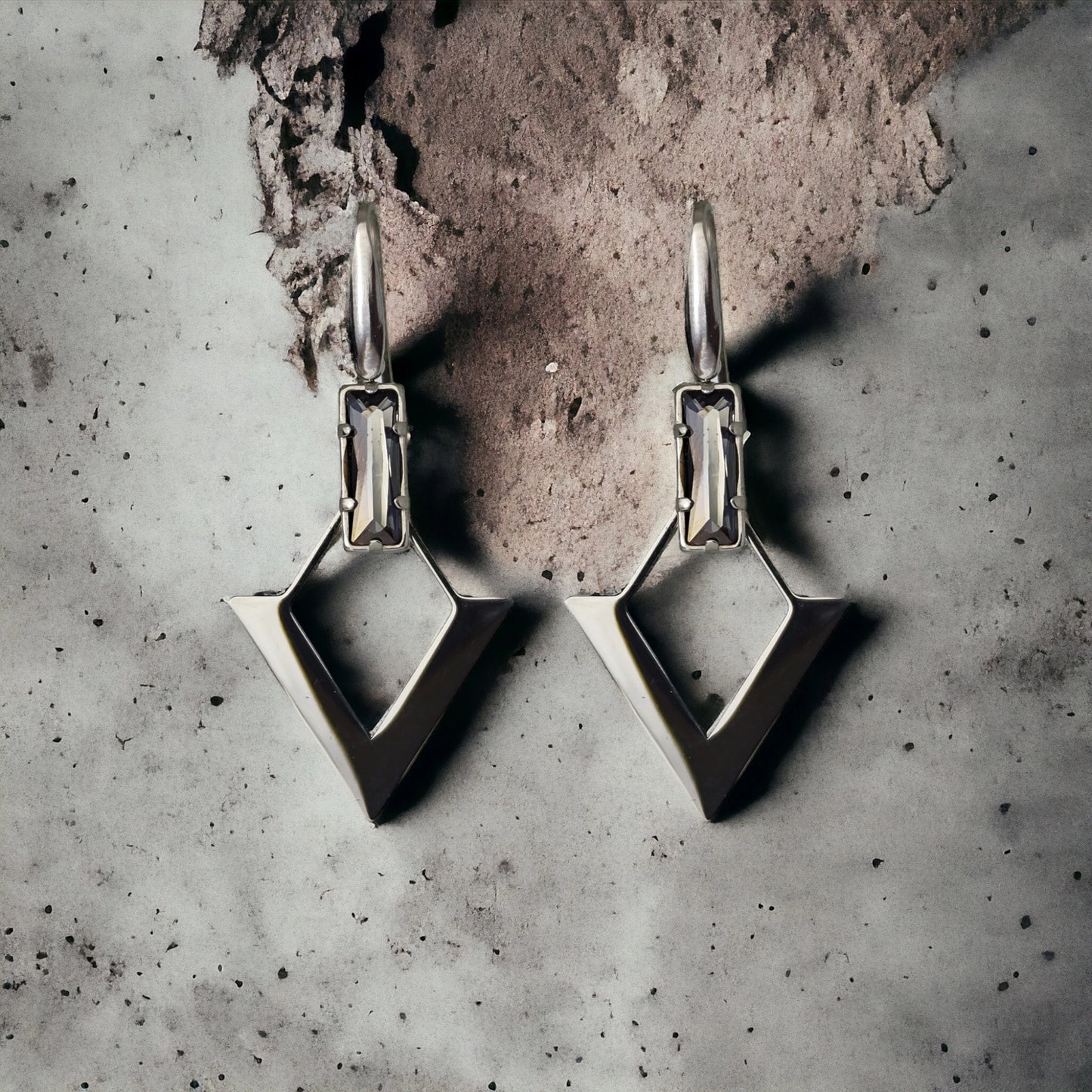 PENDIENTES DE TRIANGULO DE ACERO Y CRISTAL: modelo SANA