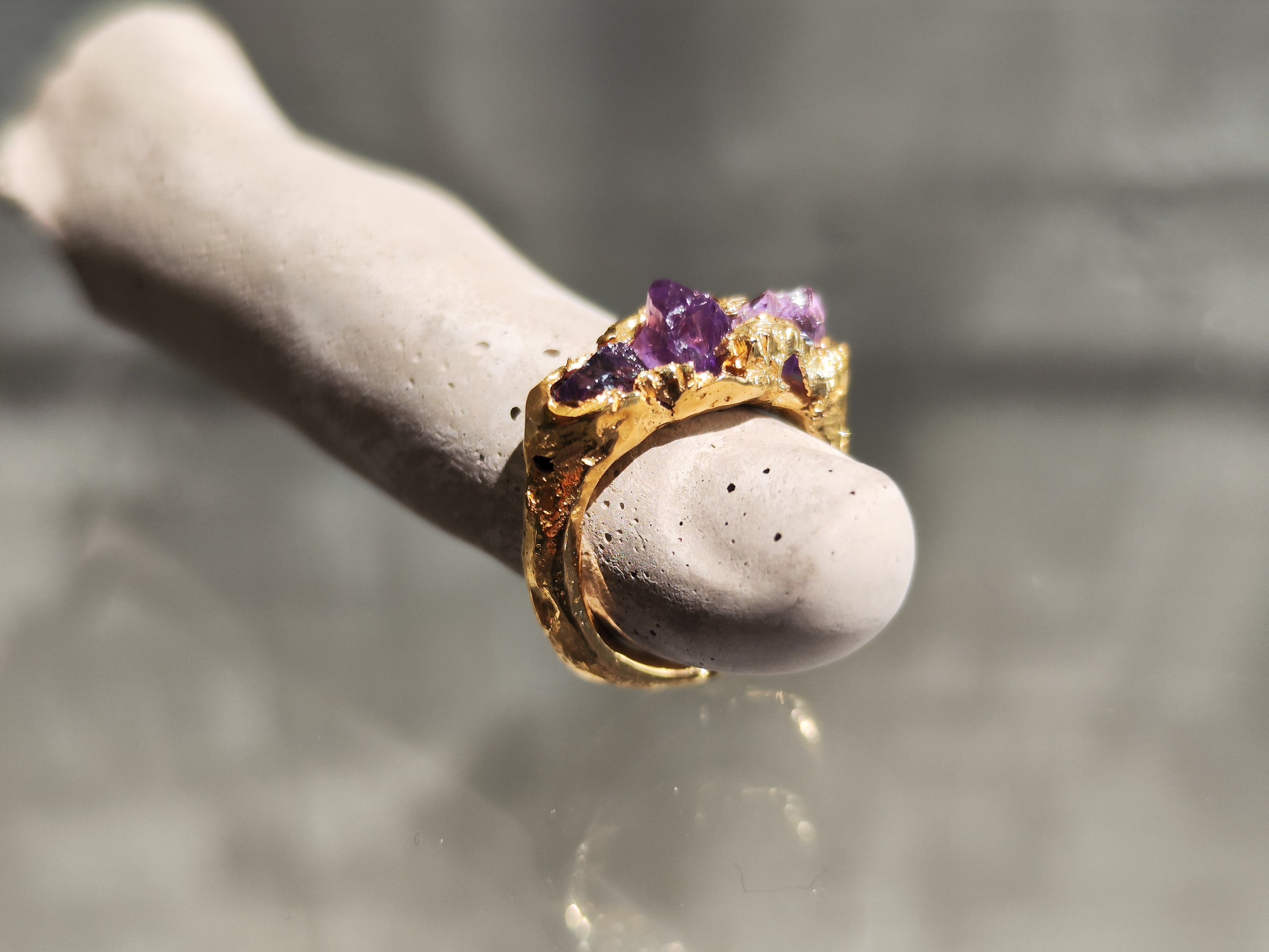 Anillo latón chapado oro y amatista