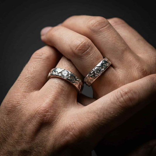 Joyería artesanal K2: alianza de plata texturizada puesta en mano