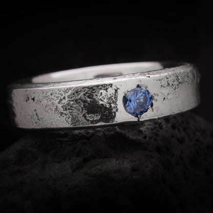 Detalle de textura rústica en alianza de plata Estérope inspirado en la forja.