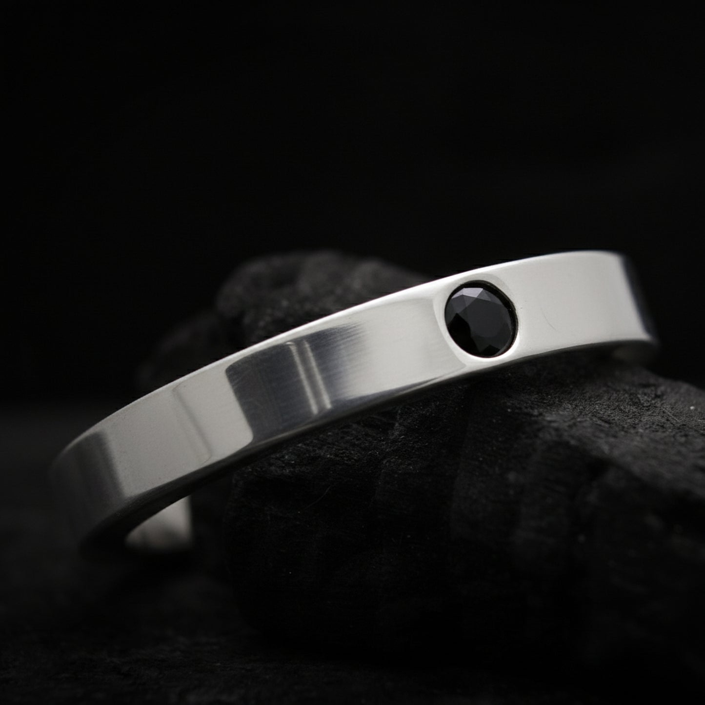 Alianza hecha a mano con espinela negra de plata de ley y acabado pulido
