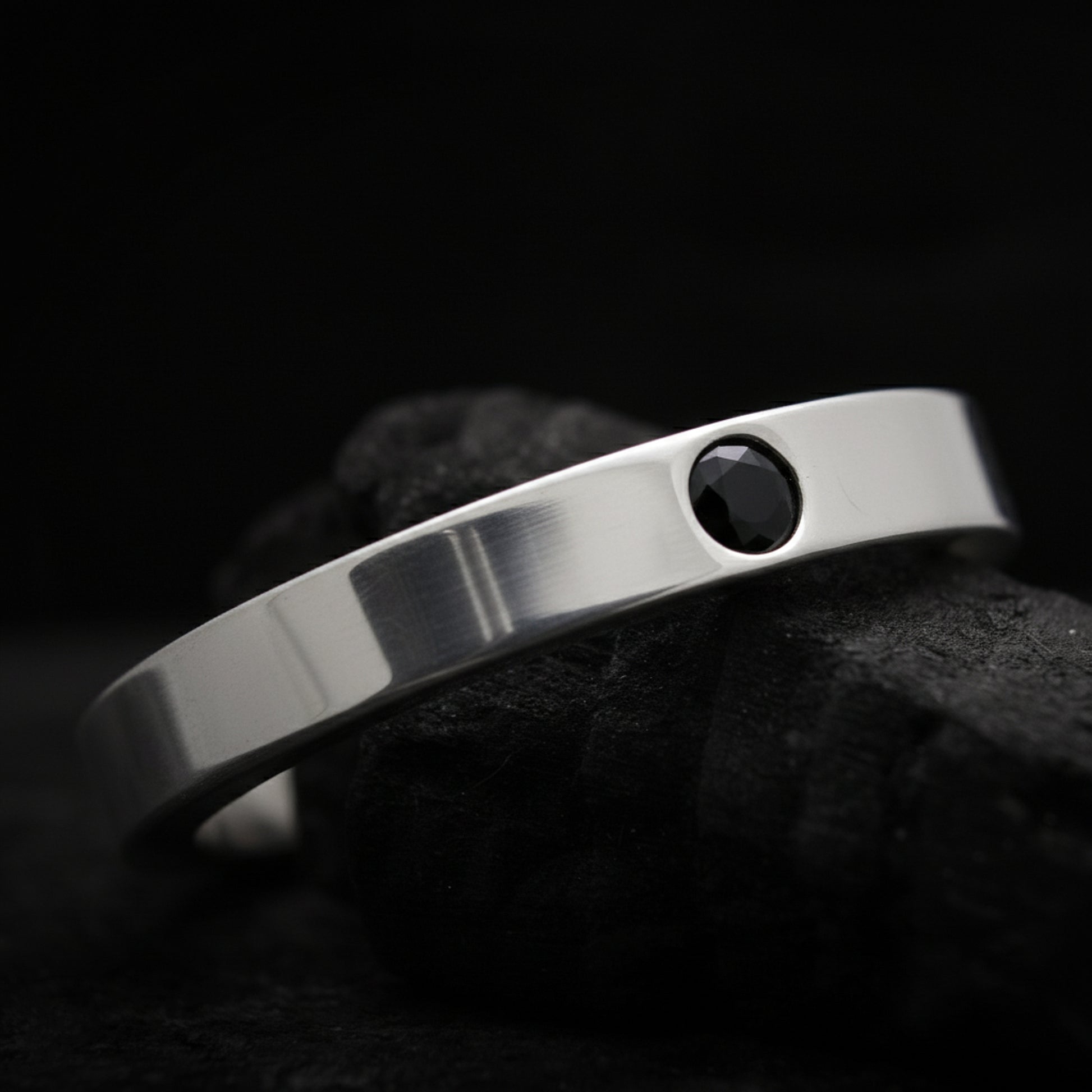 Alianza hecha a mano con espinela negra de plata de ley y acabado pulido