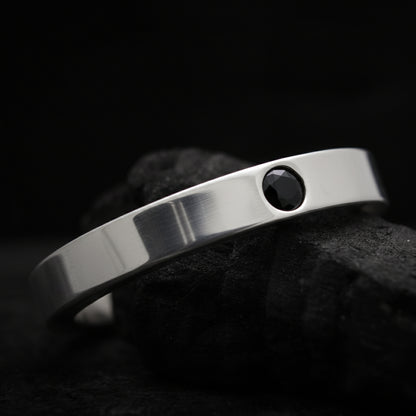 Alianza hecha a mano con espinela negra de plata de ley y acabado pulido