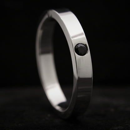 Alianza artesanal para hombre con espinela negra y acabado pulido espejo