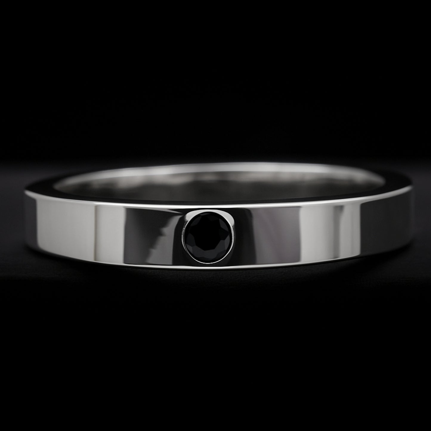 Alianza minimalista para hombre con espinela negra de estilo solitario