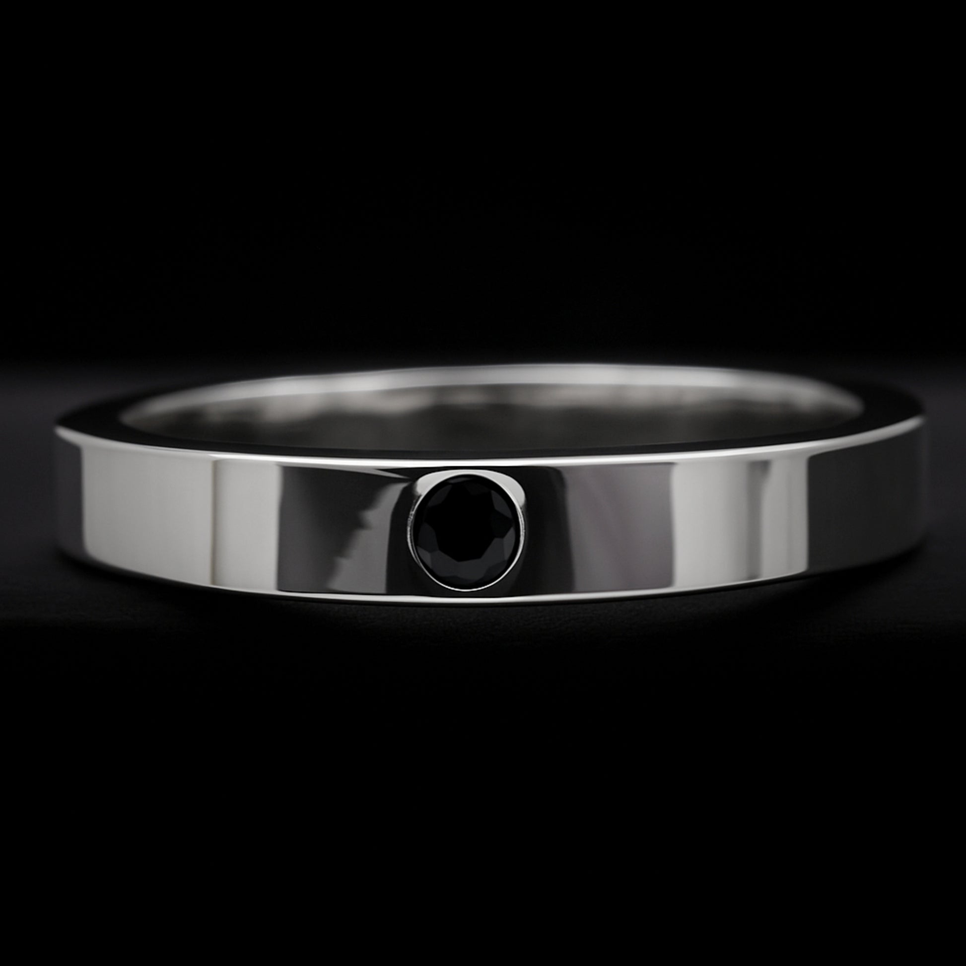 Alianza minimalista para hombre con espinela negra de estilo solitario