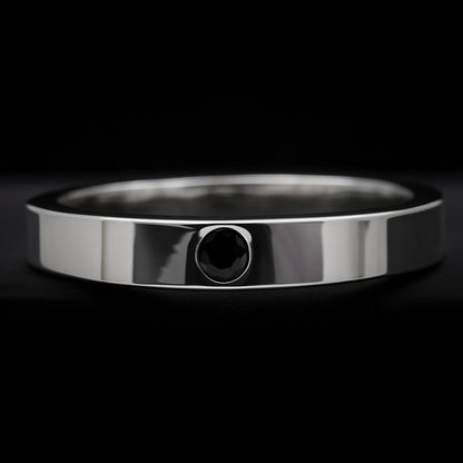 Alianza minimalista para hombre con espinela negra de estilo solitario