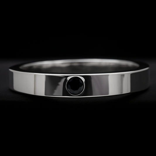 Alianza minimalista para hombre con espinela negra de estilo solitario