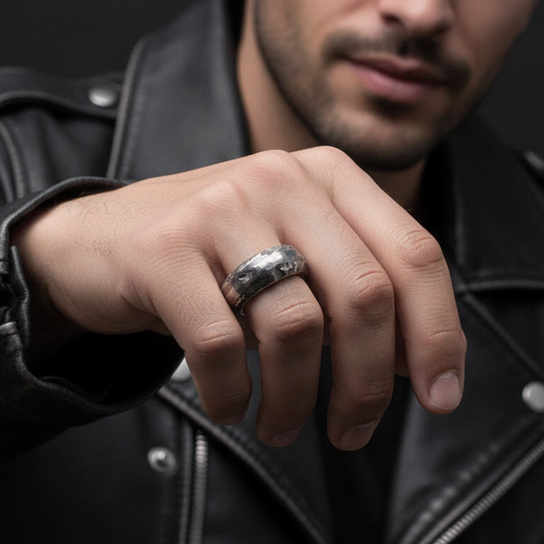 Alianza gruesa de plata de acabado irregular oxidada de estilo rustico