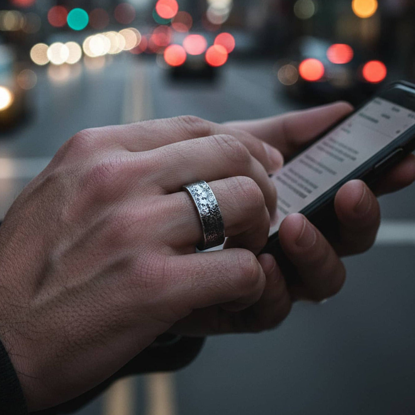 Anillo de plata ancho para hombre con textura arena y acabado oxidado