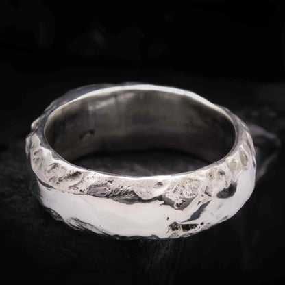 Anillo rugoso para hombre con acabado irregular