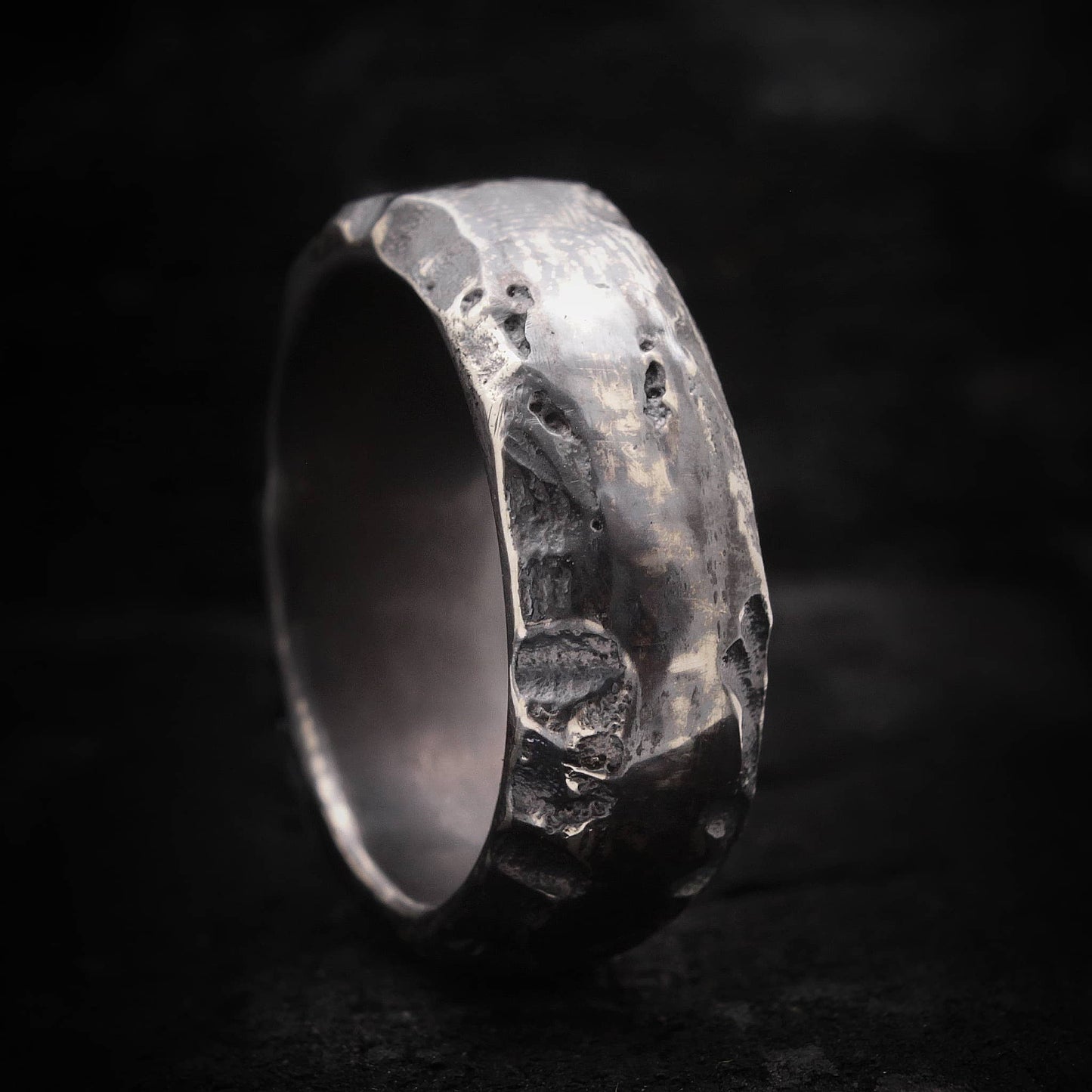 Anillo artesanal para hombre de forma irregular y acabado envejecido