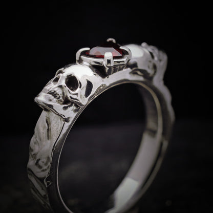 Anillo con granate para hombre y dos calaveras de plata de ley 