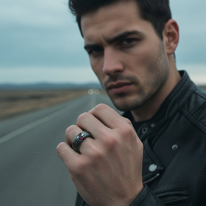 Anillo con circonita roja de plata oxidada para hombre de acabado irregular