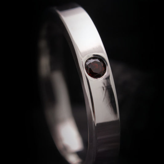 Anillo con piedra granate para hombre de plata de ley