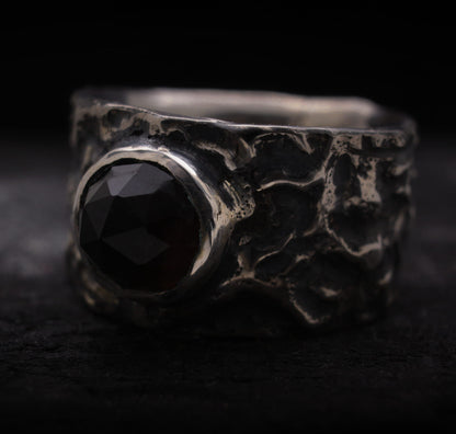 Anillo artesanal de acabado irregular con cuarzo ahumado de 9 mm facetado