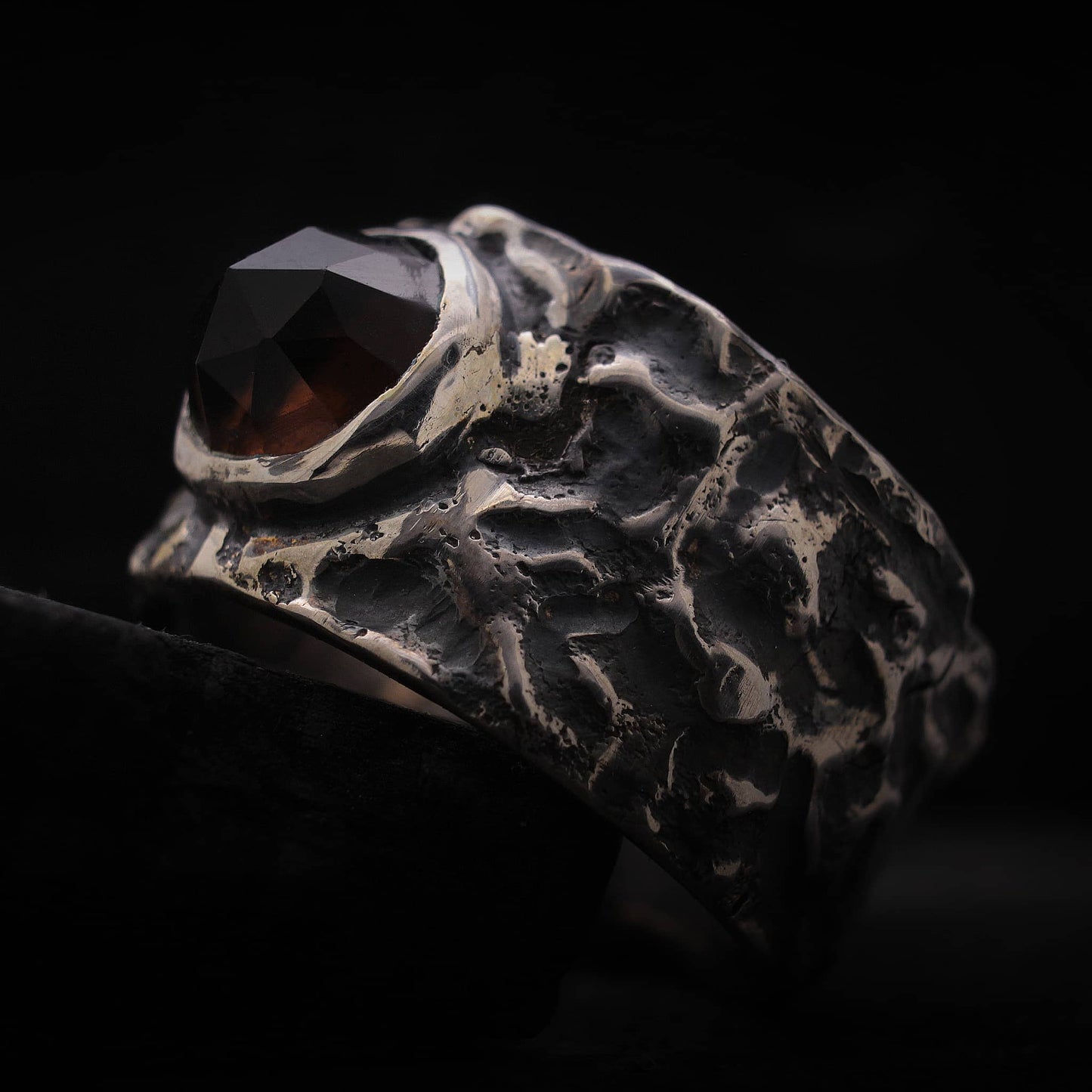 Anillo con piedra cuarzo ahumado artesanal de plata de ley y acabado irregular.