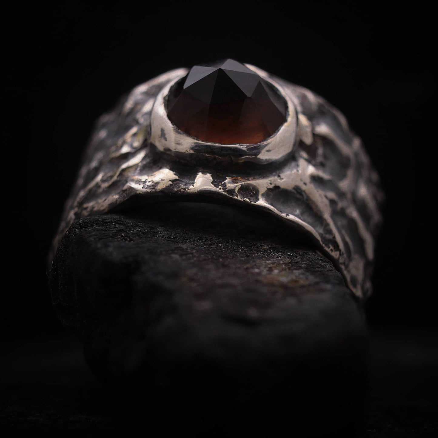 Anillo con cuarzo ahumado facetado y acabado textura de dunas, anillo para mujer hecho a mano