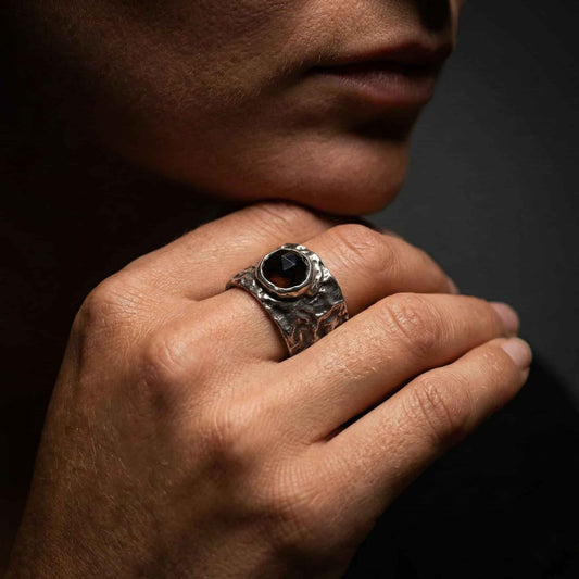 Mujer con anillo de cuarzo ahumado de plata con textura irregular y acabado envejecido