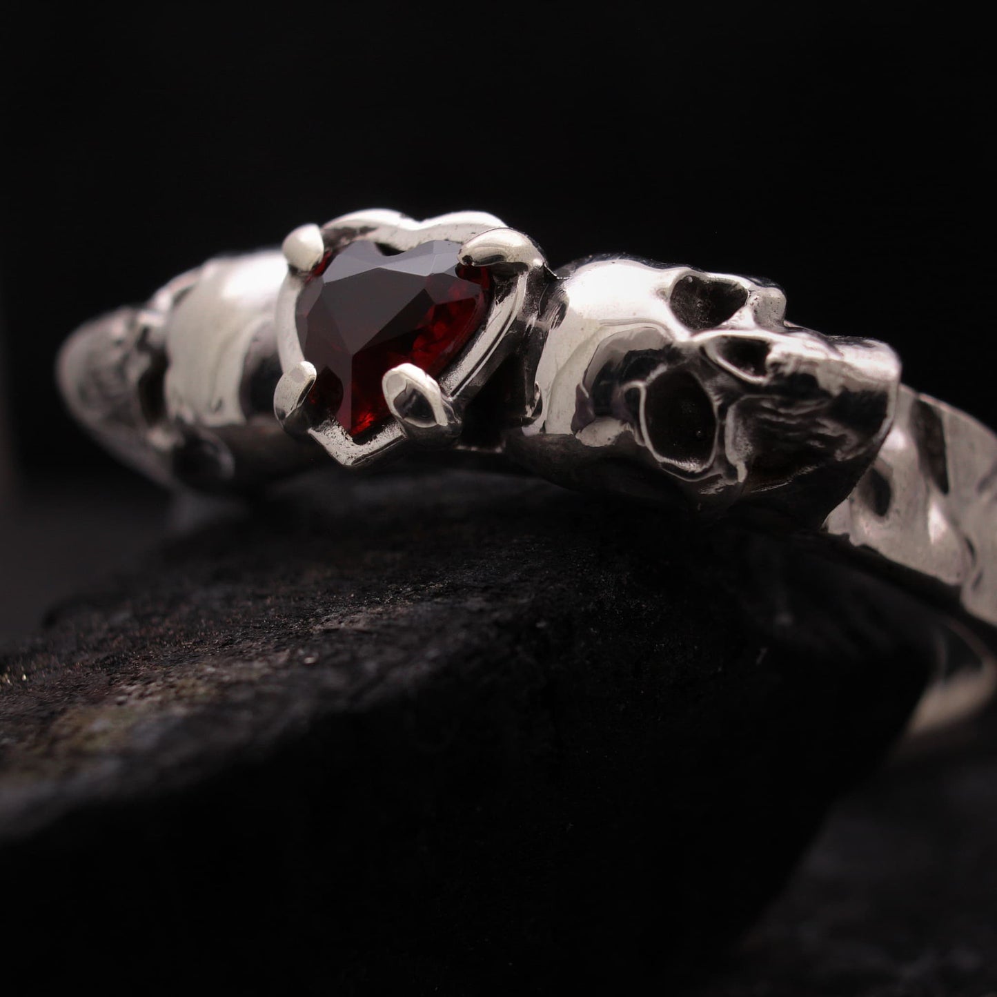 Anillo con dos calaveras y granate en forma de corazón para hombre