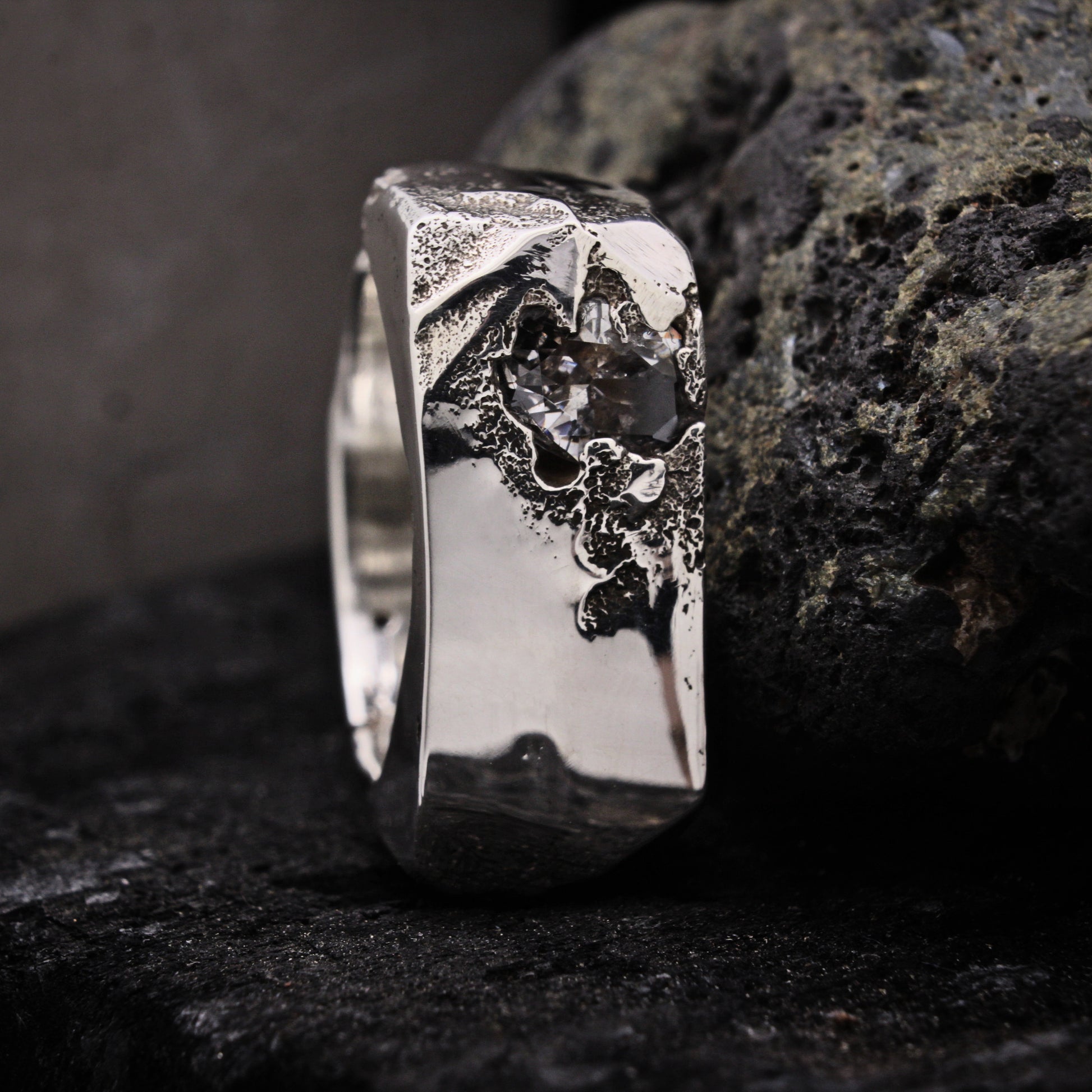 Anillo irregular con circonita blanca, anillo artesanal de plata de ley.