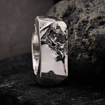 Anillo irregular con circonita blanca, anillo artesanal de plata de ley.