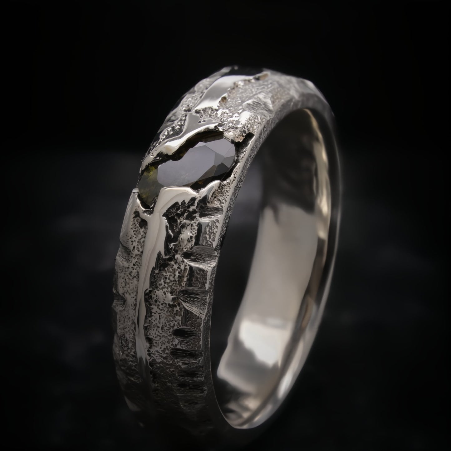 Anillo de compromiso artesanal para hombre con acabado irregular de plata de ley
