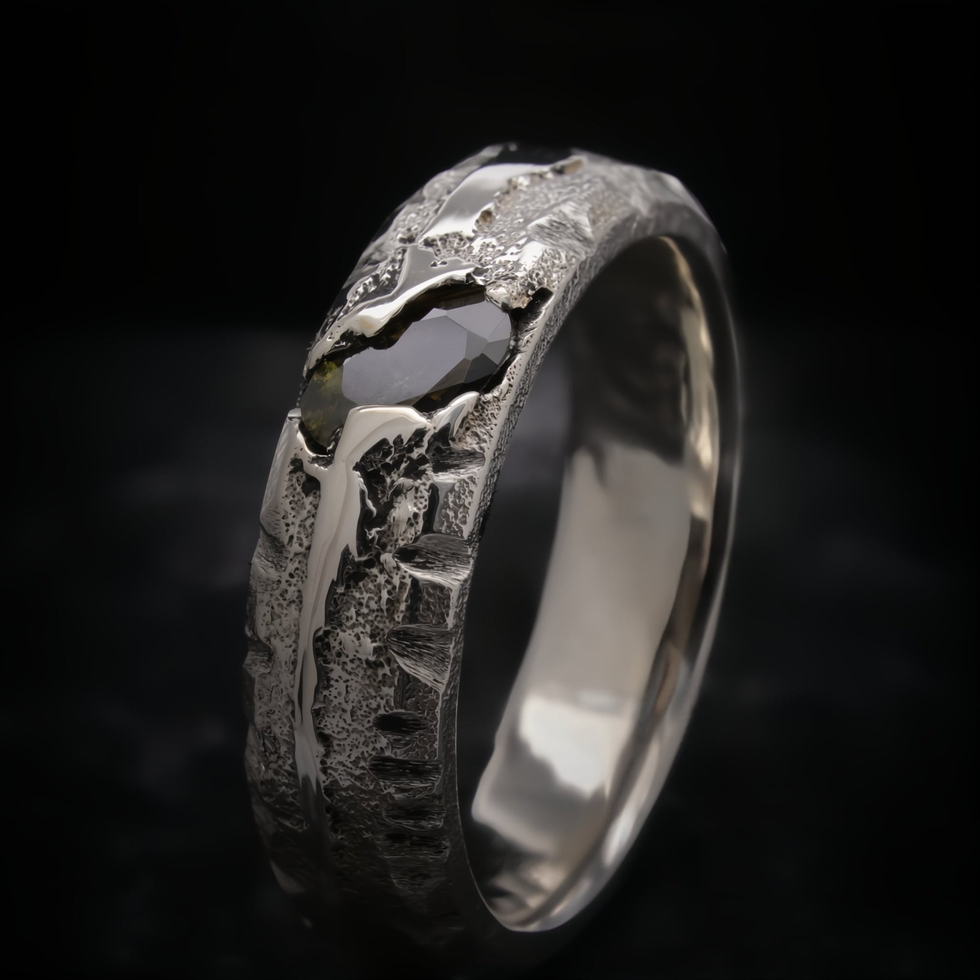 Anillo de compromiso artesanal para hombre con acabado irregular de plata de ley