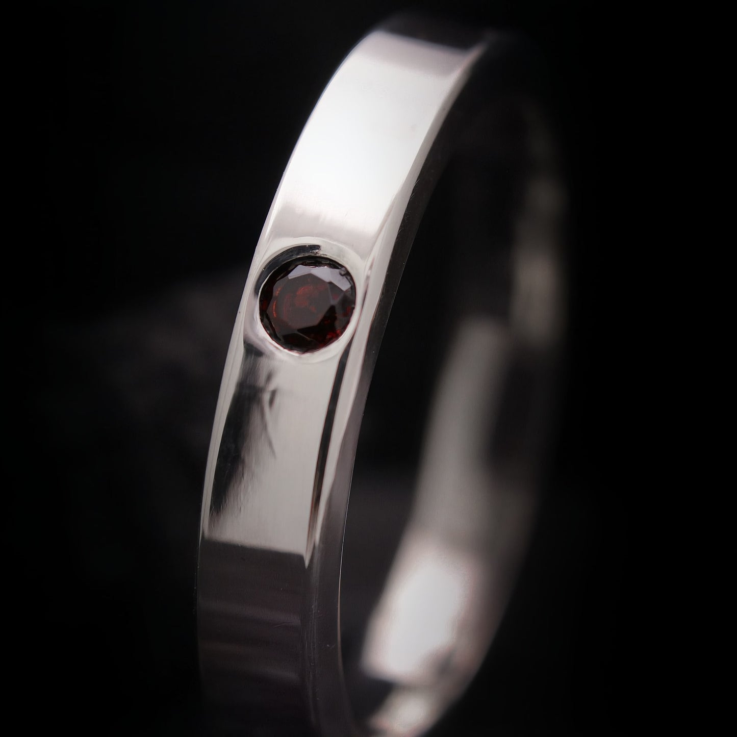 Anillo de compromiso minimalista para hombre con granate rojo de plata efecto pulido