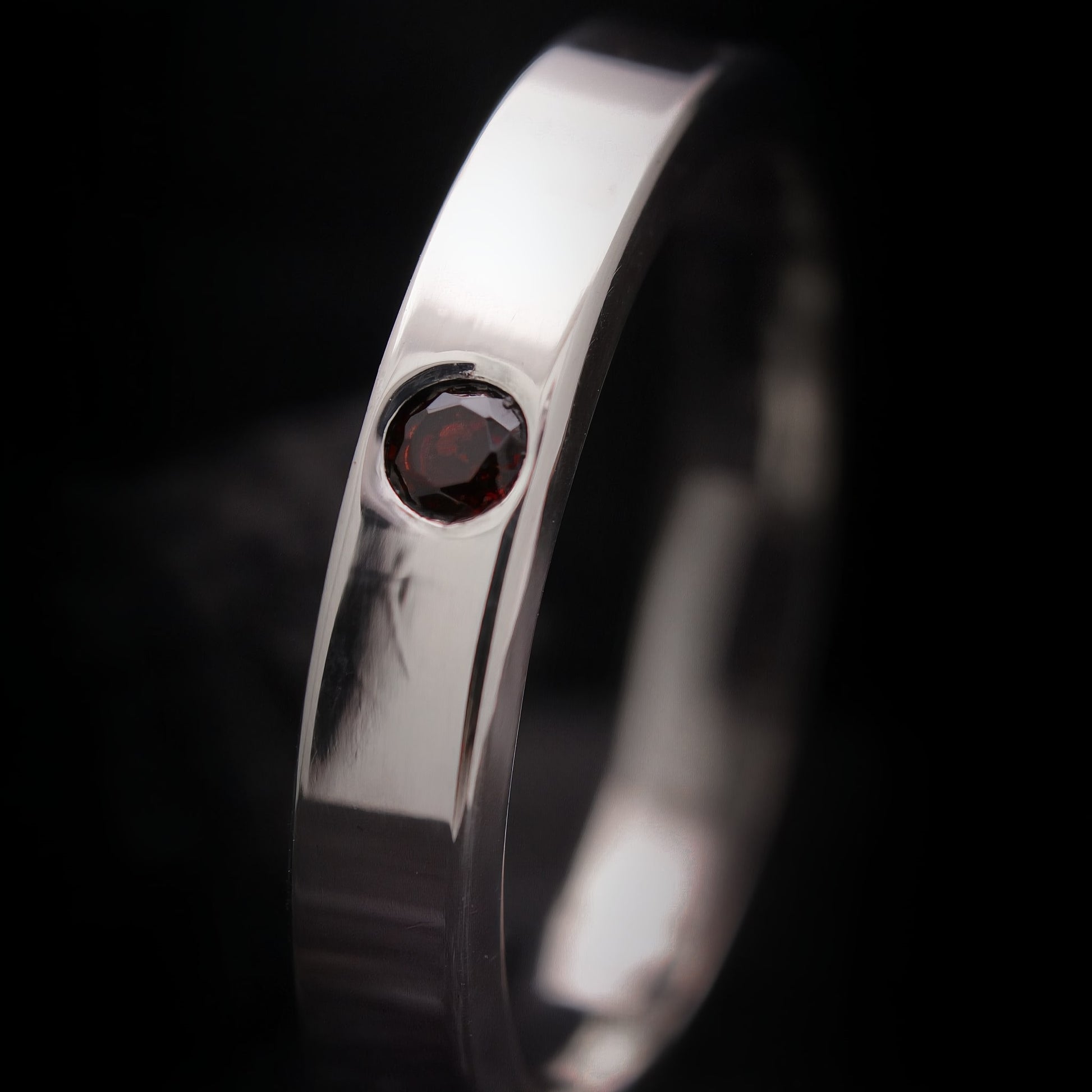 Anillo de compromiso minimalista para hombre con granate rojo de plata efecto pulido