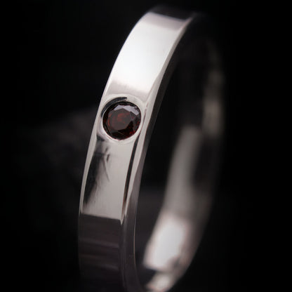 Anillo de compromiso minimalista para hombre con granate rojo de plata efecto pulido