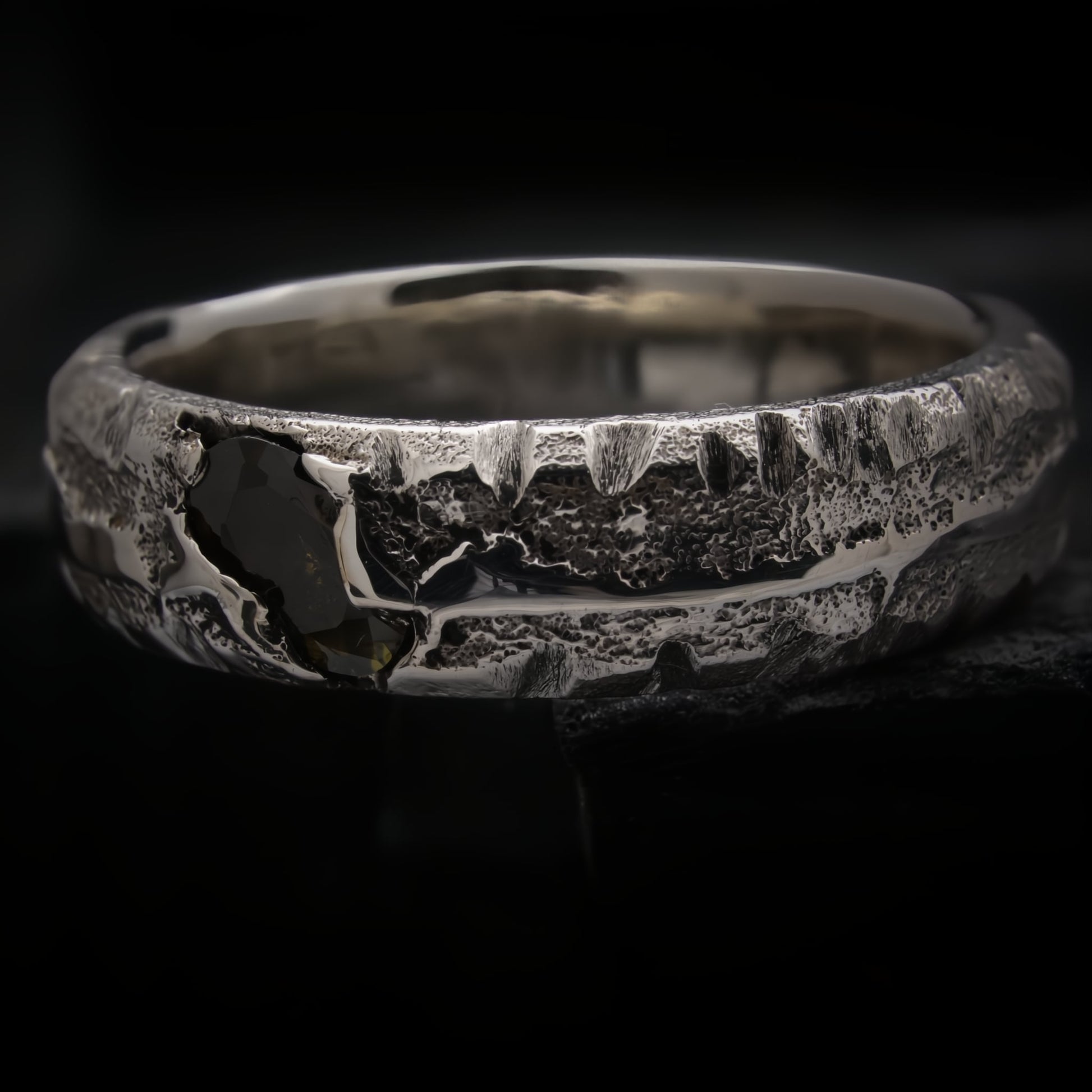 Anillo de compromiso con piedra verde peridoto y acabado irregular