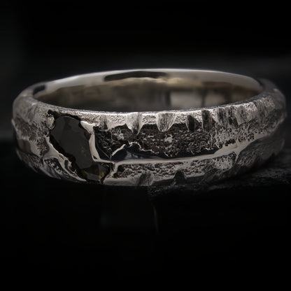 Anillo de compromiso con piedra verde peridoto y acabado irregular