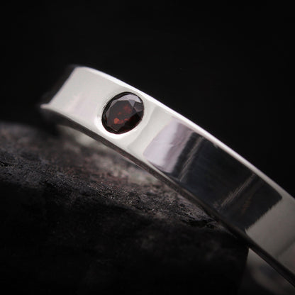 Anillo de compromiso de plata para hombre de estilo minimalista con granate natural