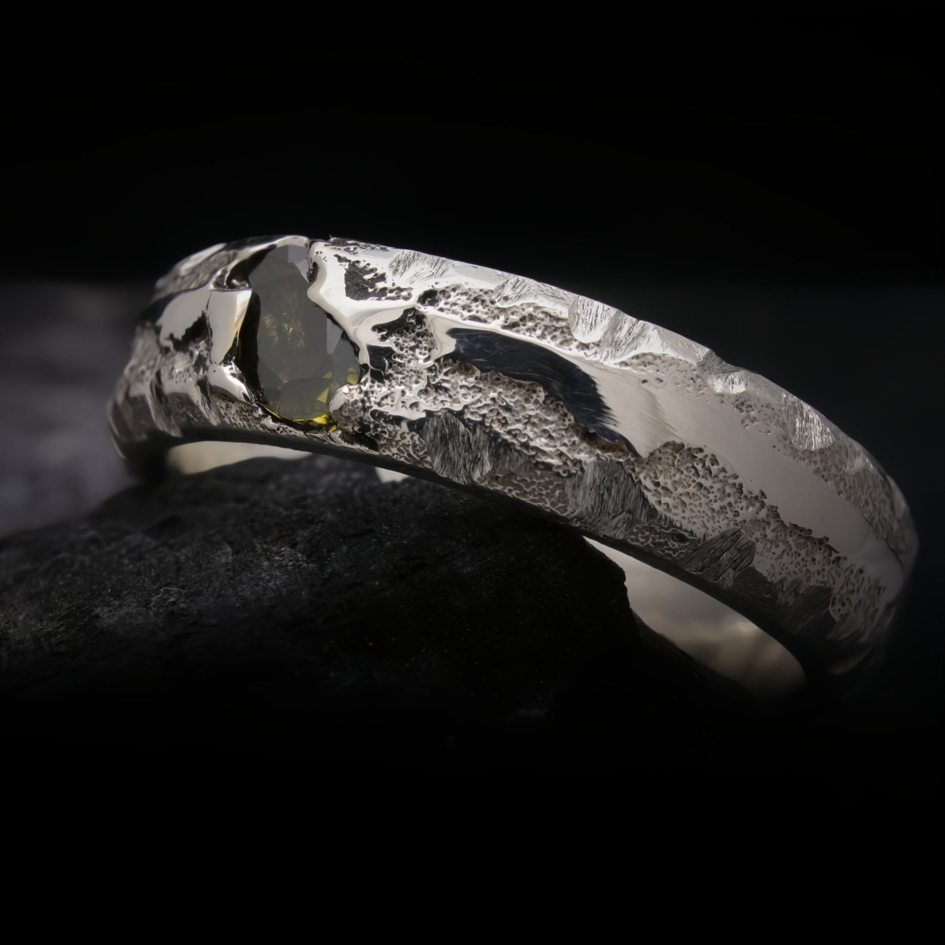 Anillo de compromiso irregular con piedra verde  de plata de ley reciclada