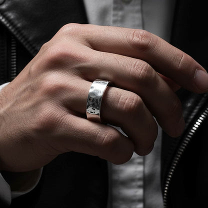 Anillo de compromiso de plata de ley para hombre con textura irregular.