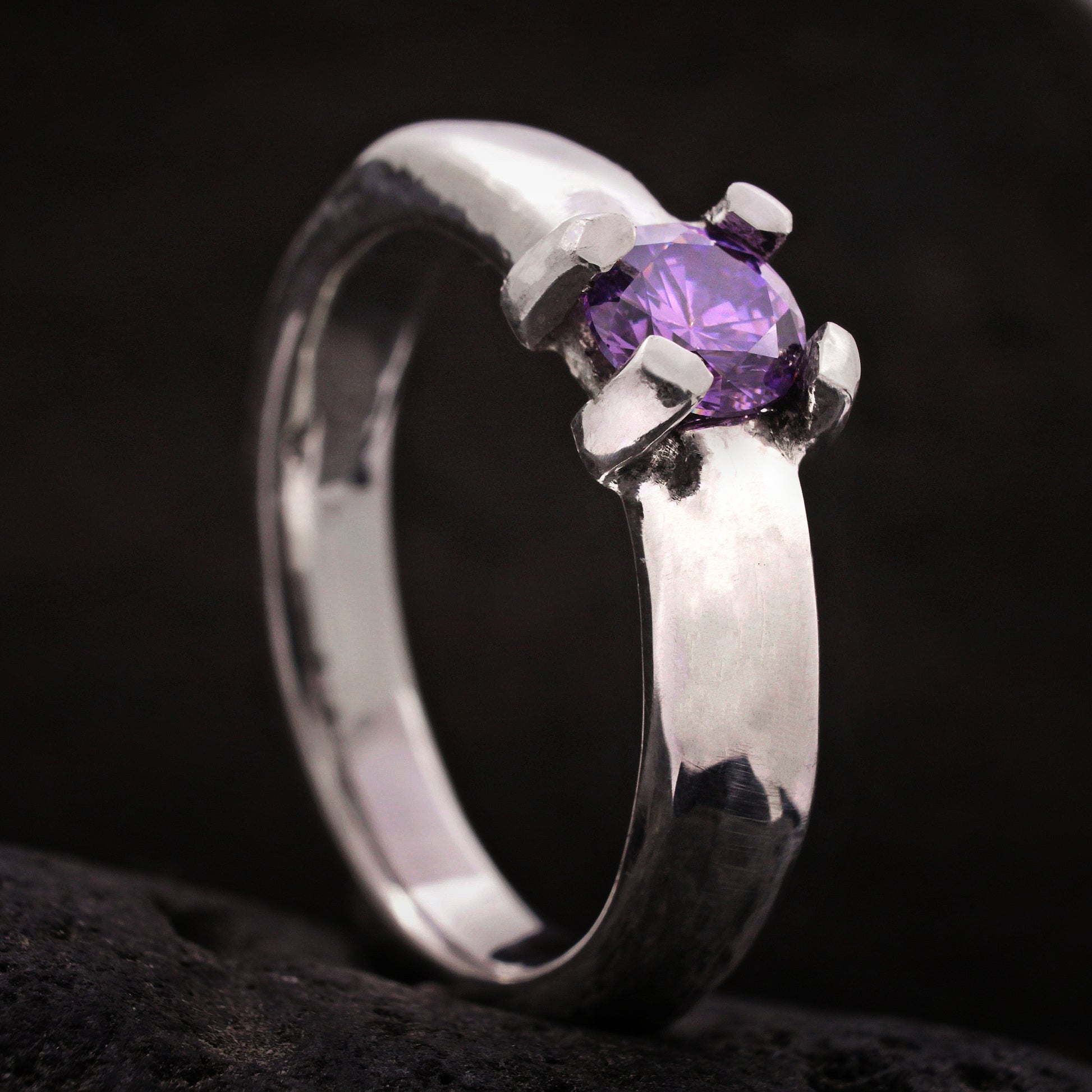 Anillo de compromiso morado de plata de ley