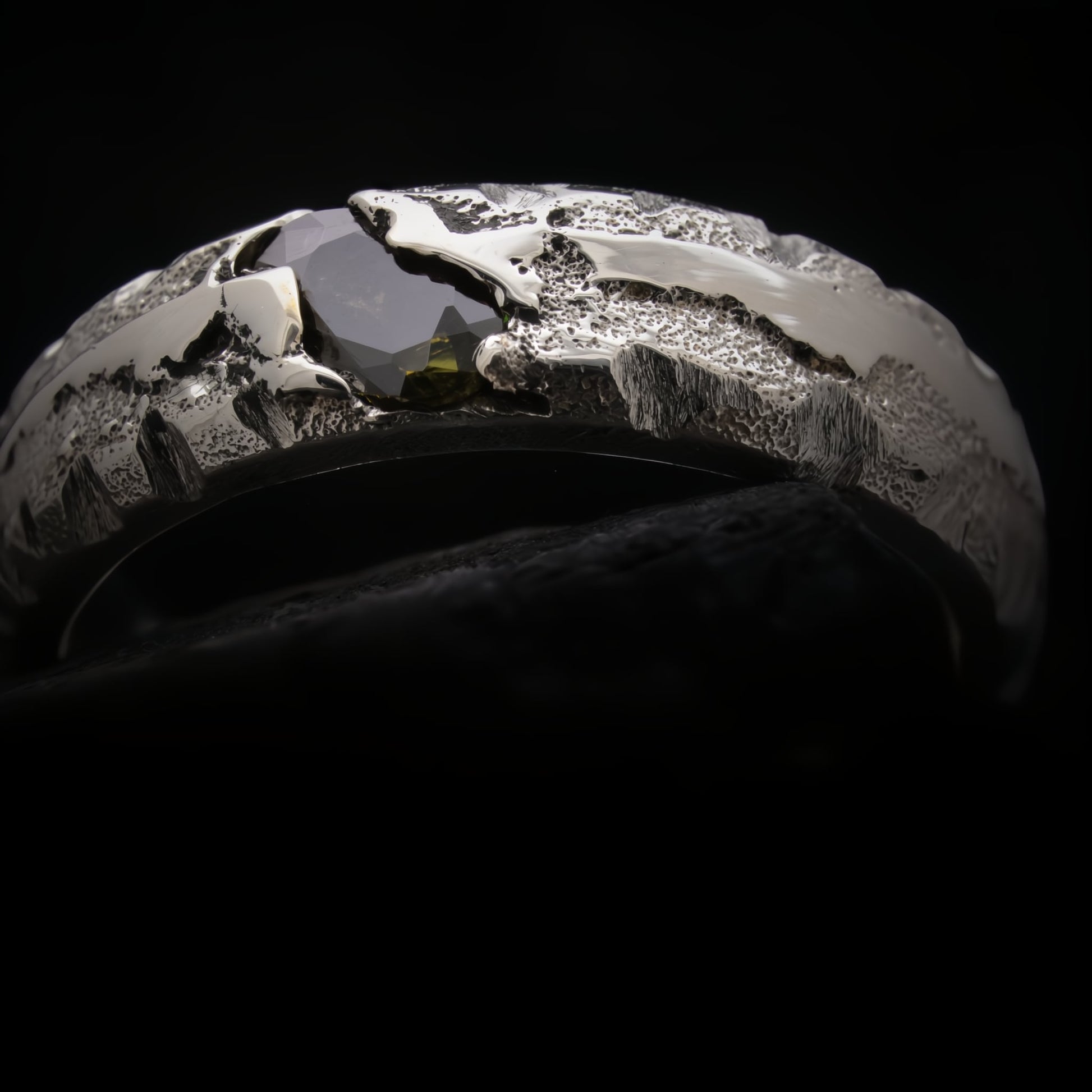 Anillo de compromiso de plata para hombre con acabado irregular y piedra verde peridoto